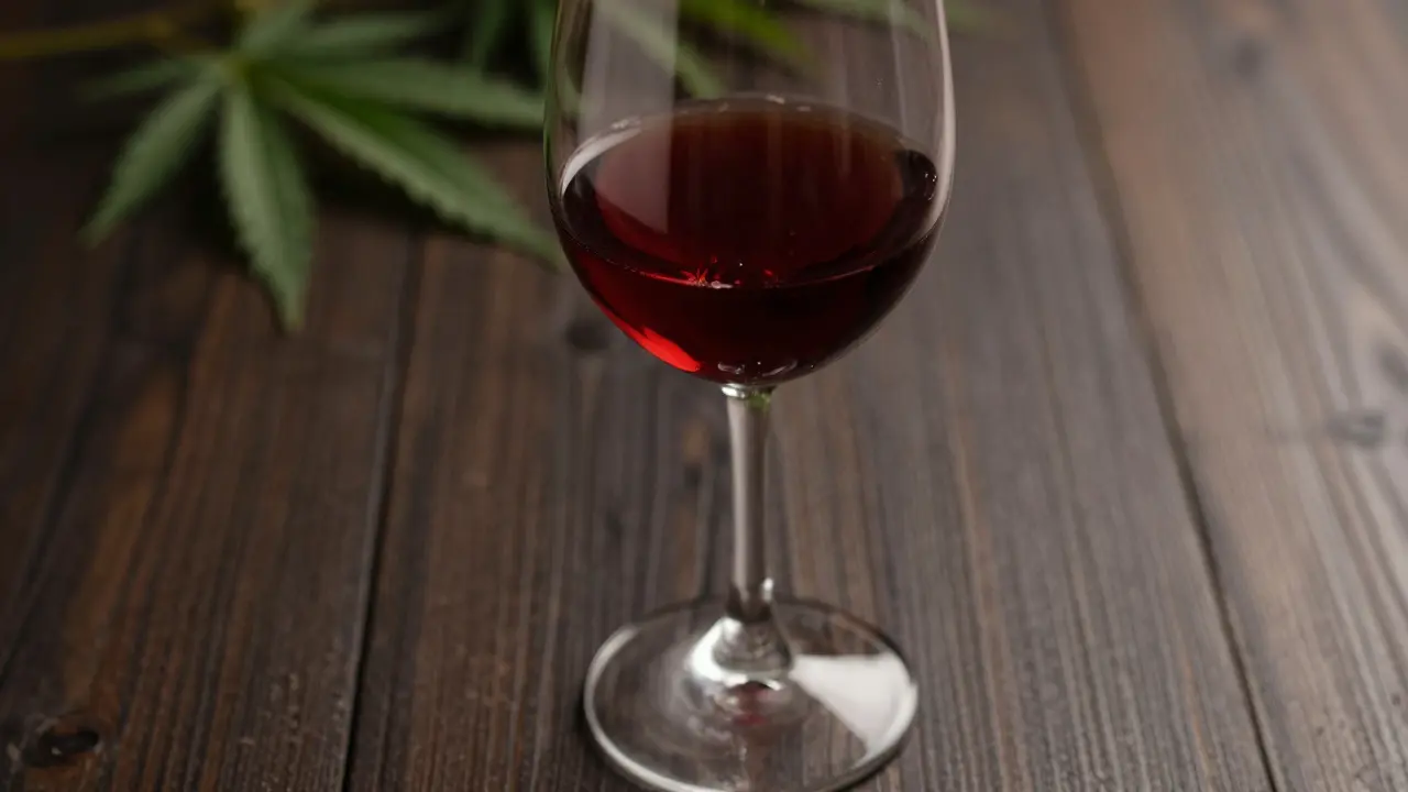 Warum Cannabis-Wein nur halb gefüllt serviert wird: Dosis, Wirkung & Genuss